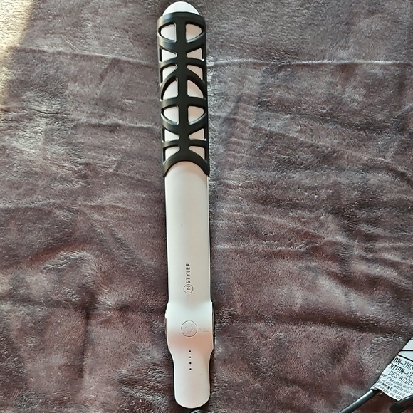 INSTYLER BLACK & WHITE FLAT IRON.